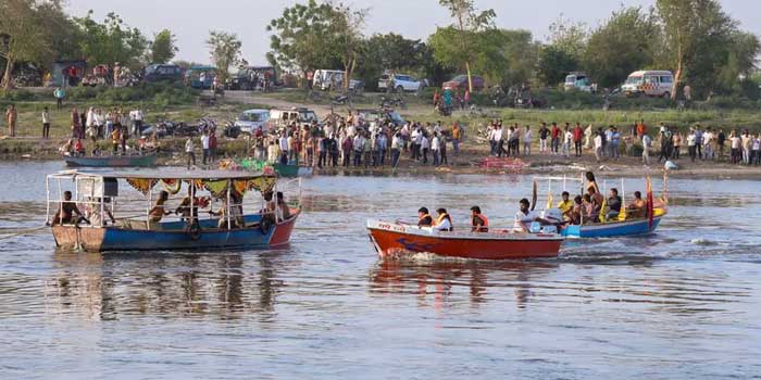 15 പേരെ ഉൾക്കൊള്ളുന്ന ബോട്ടിൽ കയറ്റിയത് മുപ്പതോളം പേരെ, കാറ്റ് വീശിയത് 31 കി.മീ. സ്പീഡിൽ, വേ​ഗത കുറയ്ക്കാൻ പറഞ്ഞി‌ട്ട് കേട്ടില്ല!!വിനോദസഞ്ചാരികളുമായി പോയ ബോട്ട് പാലത്തിൽ ഇടിച്ച് തലകീഴായി മറിഞ്ഞു, 10 പേർക്ക് ദാരുണാന്ത്യം, അപകടത്തിനു പിന്നിൽ അമിത ഭാരവും അനാസ്ഥയും,