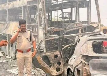 നേർക്കുനേർ വന്ന കാർ ബസുമായി കൂട്ടിയിടിച്ച് വൻ ദുരന്തം!! മൂന്ന് വയസുള്ള കുട്ടിയുൾപ്പെടെ ഒരു കുടുംബത്തിലെ ആറു പേർ വെന്തുമരിച്ചു, കാറിൽ നിന്ന് രക്ഷപ്പെട്ടത് അഞ്ച്, ഒന്നര വയസുള്ള രണ്ട് മക്കൾ മാത്രം, ബസും കത്തിയമർന്നു