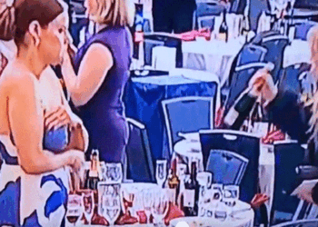 വെടിവയ്പ്പിന്റെ ബഹളങ്ങൾക്കും നിലവിളികൾക്കുമിടയിൽ ‘കുപ്പി‘ അടിച്ചുമാറ്റി ചിലർ; ക്യാമറ ബാഗുകളിലും കോട്ടുകൾക്കുള്ളിലും മദ്യക്കുപ്പികൾ തിരുകിക്കയറ്റി; വീഡിയോ പുറത്തുവന്നു