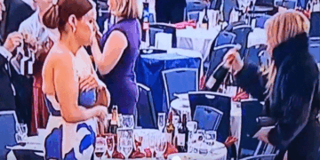 വെടിവയ്പ്പിന്റെ ബഹളങ്ങൾക്കും നിലവിളികൾക്കുമിടയിൽ ‘കുപ്പി‘ അടിച്ചുമാറ്റി ചിലർ; ക്യാമറ ബാഗുകളിലും കോട്ടുകൾക്കുള്ളിലും മദ്യക്കുപ്പികൾ തിരുകിക്കയറ്റി; വീഡിയോ പുറത്തുവന്നു