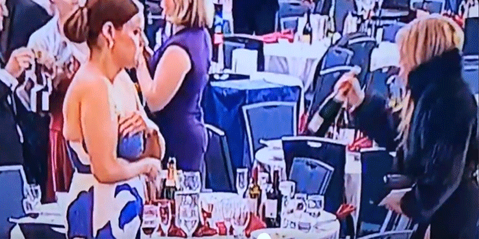 വെടിവയ്പ്പിന്റെ ബഹളങ്ങൾക്കും നിലവിളികൾക്കുമിടയിൽ ‘കുപ്പി‘ അടിച്ചുമാറ്റി ചിലർ; ക്യാമറ ബാഗുകളിലും കോട്ടുകൾക്കുള്ളിലും മദ്യക്കുപ്പികൾ തിരുകിക്കയറ്റി; വീഡിയോ പുറത്തുവന്നു