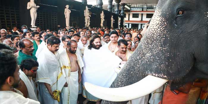 ഗുരുവായൂർ, തളിപ്പറമ്പ് രാജരാജേശ്വര ക്ഷേത്രത്തിനായി, മൂന്നുകോടി വീതം സംഭാവന, രാജരാജേശ്വര ക്ഷേത്ര നവീകരണത്തിന്, 12 കോടിയുടെ വാ​ഗ്ദാനം, ഗുരുവായൂരിലെ ആനക്ഷേമ പ്രവർത്തനങ്ങൾക്കായി അധിക പിന്തുണ, കേരളത്തിലെ ക്ഷേത്രങ്ങൾ സന്ദർശിച്ച് അനന്ത് അംബാനി