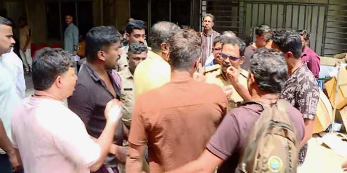 കരുവാക്കുണ്ടിൽ കാട്ടാന ആക്രമണം, ടാപ്പിം​ഗ് തൊഴിലാളി കൊല്ലപ്പെട്ടു, സംഭവത്തിൽ ദുരൂഹതയുണ്ട്, ടാപ്പിം​ഗിനിടയ്ക്കല്ല സംഭവം, മരിച്ച ജംഷീറിനോപ്പം രണ്ടു പേര് കൂടി സ്ഥലത്ത് ഉണ്ടായിരുന്നു, ആക്രമണവും തള്ളിക്കളയുന്നില്ല- ഡിഎഫ്ഒ!! പ്രതിഷേധവുമായി നാട്ടുകാർ