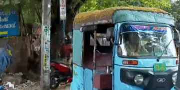 ചൂടിനെ തോൽപ്പിക്കാൻ ‘വെറൈറ്റി ഐഡിയ‘! ഓട്ടോറിക്ഷയ്ക്ക് മീതെ വൈക്കോൽ നിരത്തി ഡ്രൈവറുടെ പരീക്ഷണം; കോഴിക്കോട് മാനാഞ്ചിറയിൽ നിന്നുള്ള വ്യത്യസ്ത കാഴ്ച