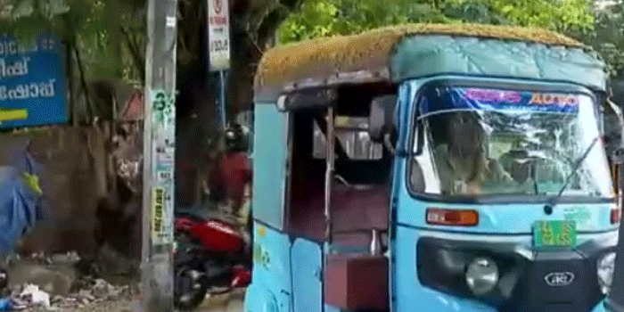 ചൂടിനെ തോൽപ്പിക്കാൻ ‘വെറൈറ്റി ഐഡിയ‘! ഓട്ടോറിക്ഷയ്ക്ക് മീതെ വൈക്കോൽ നിരത്തി ഡ്രൈവറുടെ പരീക്ഷണം; കോഴിക്കോട് മാനാഞ്ചിറയിൽ നിന്നുള്ള വ്യത്യസ്ത കാഴ്ച
