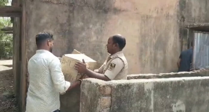 നാലാം ക്ലാസ് വിദ്യാര്ത്ഥി വീട്ടിലെത്തിയത് മദ്യപിച്ച് നാലുകാലില്, ഒടുവില് സ്കൂളില് നിന്നും മദ്യപിച്ചെന്ന് സഹപാഠികളുടെ കുറ്റസമ്മതം, ശുചിമുറിയില് നിന്ന് കണ്ടെത്തിയത് 204 ലിറ്റർ വിദേശമദ്യം