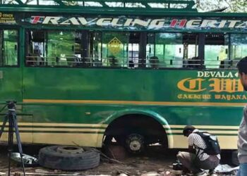  ബ്രേക്ക് ലൈനറിന്റെ അറ്റകുറ്റപ്പണിക്കിടെ ജാക്കി ലിവർ തെന്നിമാറി, ബസ് വീണത് അടിയിൽ കിടന്നു പണിയെടുക്കുകയായിരുന്ന യുവാവിന്റെ നെഞ്ചിന്റെ ഭാ​ഗത്തേക്ക്, യുവാവിന് ദാരുണാന്ത്യം, പുറത്തെടുത്തത് ഫയർഫോഴ്സ് ഹൈഡ്രോളിക് റെസ്ക്യു ഉപകരണം ഉപയോഗിച്ച് ബസ് ഉയർത്തി!! മറ്റൊരു ജീവനക്കാരന്റെ കാലിനും പരുക്ക്