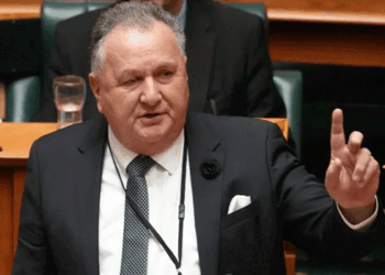 ഇന്ത്യക്കാരെ ‘ബട്ടർ ചിക്കൻ‘ എന്നു വിളിച്ച് ന്യൂസിലൻഡ് മന്ത്രി; ‘നിയന്ത്രണമില്ലാത്ത കുടിയേറ്റം രാജ്യത്ത് വേതനം കുറയാനും റോഡുകളും ആശുപത്രികളും പൊതുസേവന സ്ഥാപനങ്ങളും തിരക്കേറിയതാകാനും ഇടവരുത്തു‘മെന്നും പരാമർശം