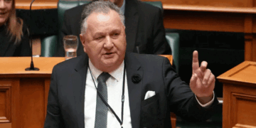 ഇന്ത്യക്കാരെ ‘ബട്ടർ ചിക്കൻ‘ എന്നു വിളിച്ച് ന്യൂസിലൻഡ് മന്ത്രി; ‘നിയന്ത്രണമില്ലാത്ത കുടിയേറ്റം രാജ്യത്ത് വേതനം കുറയാനും റോഡുകളും ആശുപത്രികളും പൊതുസേവന സ്ഥാപനങ്ങളും തിരക്കേറിയതാകാനും ഇടവരുത്തു‘മെന്നും പരാമർശം