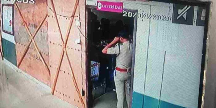 കോഴിക്കോട് തെരഞ്ഞെടുപ്പ് അട്ടിമറി നീക്കമോ? ജീവനക്കാർ സ്ട്രോങ് റൂമിൽ കയറുന്ന ദൃശ്യങ്ങൾ പുറത്ത് വിട്ട് യുഡിഎഫ്, കയറിയത് പേരാമ്പ്ര മണ്ഡലത്തിലെ പോളിങ് രേഖകൾ സൂക്ഷിച്ച സീൽ ചെയ്യാത്ത മുറിയിൽ തെരഞ്ഞെടുപ്പുമായി ബന്ധപ്പെട്ട എൻകോർ സോഫ്റ്റ്വെയറിലെ വിവരങ്ങൾ അപ്‌ഡേറ്റ് ചെയ്യാൻ- റിട്ടേണിംഗ് ഓഫീസർ