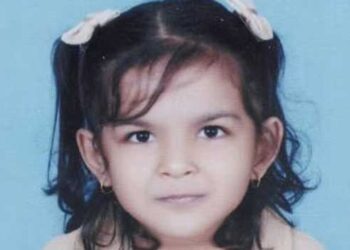 റെയിൽവേ പാളത്തിനു സമീപത്തുകൂടെ നടന്നുപോകുന്നതിനിടെ ട്രെയിനിന്റെ കാറ്റടിച്ച് മുത്തശ്ശിയും കൊച്ചു മകളും തെറിച്ചുവീണു, അഞ്ച് വയസുകാരിക്ക് ദാരുണാന്ത്യം, മുത്തശ്ശി ചികിത്സയിൽ