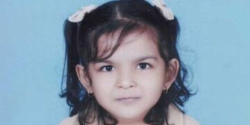 റെയിൽവേ പാളത്തിനു സമീപത്തുകൂടെ നടന്നുപോകുന്നതിനിടെ ട്രെയിനിന്റെ കാറ്റടിച്ച് മുത്തശ്ശിയും കൊച്ചു മകളും തെറിച്ചുവീണു, അഞ്ച് വയസുകാരിക്ക് ദാരുണാന്ത്യം, മുത്തശ്ശി ചികിത്സയിൽ