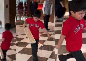 ഒരു ഓട്ടോ​ഗ്രാഫിനല്ലേ പിന്നാലെ കൂടിയത്, എനിക്കു വേണ്ടടോ തന്റെ ഓട്ടോ​ഗ്രാഫ്… കോലിയുടെ ഓട്ടോ​ഗ്രാഫിനായി എടുത്താൽ പൊന്താത്ത ബാറ്റുമായി കുട്ടിയാരാധകൻ, കിട്ടിയില്ലെന്നു മാത്രമല്ല, കണ്ടുപോലുമില്ല!! കരഞ്ഞുകൊണ്ട് ബാറ്റും വലിച്ചെറിഞ്ഞുപോകുന്ന ആരാധകന്റെ വീഡിയോ വൈറൽ