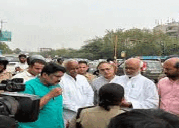 സിപിഎം നേതാക്കൾക്കൊപ്പം നോയിഡയിൽ എത്തിയ സിഐടിയു അംഗങ്ങളെ കാണാനില്ല;   എം.എ. ബേബി, എ.എ. റഹീം, വി. ശിവദാസൻ   എന്നിവരടക്കമുള്ളവരെ  യുപി പോലീസ് തടഞ്ഞു; പ്രതിഷേധം ശക്തം