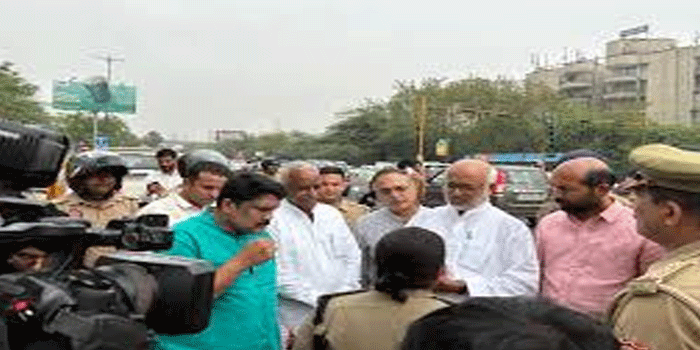 സിപിഎം നേതാക്കൾക്കൊപ്പം നോയിഡയിൽ എത്തിയ സിഐടിയു അംഗങ്ങളെ കാണാനില്ല;   എം.എ. ബേബി, എ.എ. റഹീം, വി. ശിവദാസൻ   എന്നിവരടക്കമുള്ളവരെ  യുപി പോലീസ് തടഞ്ഞു; പ്രതിഷേധം ശക്തം