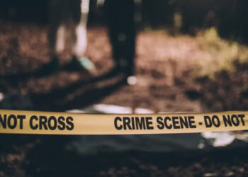 17 കാരിയുടെ ശരീരത്തില്‍ കത്തികൊണ്ട് നിരവധി തവണ കുത്തി,  പിന്നാലെ ഗ്യാസ് സിലിണ്ടർ തുറന്നിട്ട് തീകൊളുത്തി സ്വയം ജീവനൊടുക്കി അയല്‍ക്കാരന്‍, ഇരുവരും തമ്മില്‍ അടുത്ത സൗഹൃദം