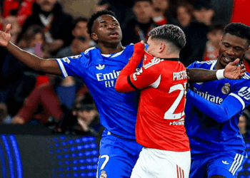 ലോകകപ്പിന് വിസിൽ മുഴങ്ങാൻ ദിവസങ്ങൾ മാത്രം; കളിക്കളത്തിൽ താരങ്ങളുടെ തോന്ന്യാസം ഇനി നടക്കില്ല; കർശന നടപടികളുമായി ഫിഫ; വായ മൂടിപ്പിടിച്ച് സംസാരിച്ചാൽ  ചുവപ്പ് കാർഡ്; റഫറിയുടെ തീരുമാനത്തിൽ പ്രതിഷേധിച്ച് മൈതാനം വിട്ടാൽ മഞ്ഞക്കാർഡ്