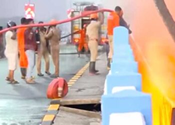 മാലിന്യക്കൂമ്പാരത്തിനു തീപിടിച്ചു, എറണാകുളം പുല്ലേപ്പടി പാലത്തിന് സമീപം വൻ തീപ്പിടിത്തം!! പാലത്തിലൂടെയുള്ള ഗതാഗതം നിർത്തിവച്ചു, തീ അണയ്ക്കാനുള്ള ശ്രമം തുടരുന്നു