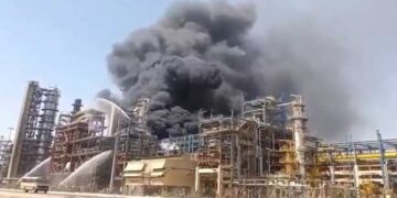 43,129 കോടി ചെലവിൽ നിർമിച്ച റിഫൈനറിയിൽ വൻതീപ്പിടിത്തം, തീ പടർന്നത് ക്രൂഡ് ഡിസ്റ്റിലേഷൻ യൂണിറ്റിന്റെ ഭാഗത്ത്… അപകടം മോദി നാളെ ഉദ്ഘാടനം നിർവഹിക്കാനിരിക്കെ