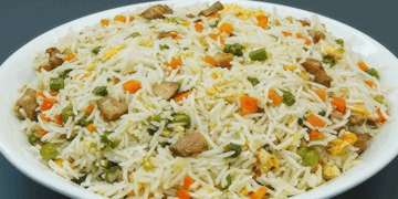 ‘ചിക്കൻ ഫ്രൈഡ് റൈസിൽ ചിക്കനില്ല‘- ആരോപണമുയർത്തി ഹോട്ടൽ ജീവനക്കാരിയെ മർദിച്ച് യുവാവ്; കടയും അടിച്ചു തകർത്തു