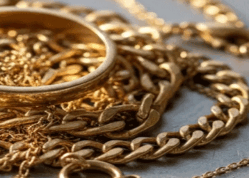 കള്ളന്മാരെ പേടിച്ച് സ്വർണ്ണം സൂക്ഷിച്ചത് പഴയ പുസ്തകങ്ങൾക്കിടയിൽ; ആക്രിക്കാർ വന്നപ്പോൾ തൂക്കിവിറ്റു; പൊന്ന് പോയ വിവരം അറിഞ്ഞത് മൂന്നാം നാൾ; 4 ​ഗ്രാം ഒഴിച്ച് ബാക്കി കിട്ടി