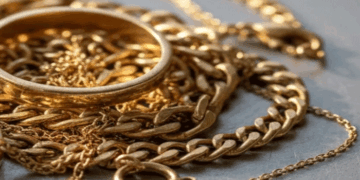 കള്ളന്മാരെ പേടിച്ച് സ്വർണ്ണം സൂക്ഷിച്ചത് പഴയ പുസ്തകങ്ങൾക്കിടയിൽ; ആക്രിക്കാർ വന്നപ്പോൾ തൂക്കിവിറ്റു; പൊന്ന് പോയ വിവരം അറിഞ്ഞത് മൂന്നാം നാൾ; 4 ​ഗ്രാം ഒഴിച്ച് ബാക്കി കിട്ടി