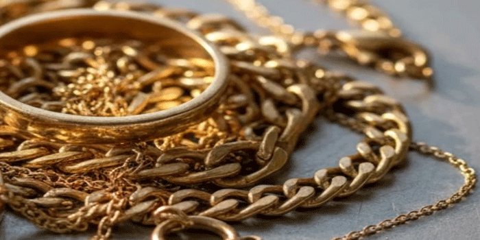 കള്ളന്മാരെ പേടിച്ച് സ്വർണ്ണം സൂക്ഷിച്ചത് പഴയ പുസ്തകങ്ങൾക്കിടയിൽ; ആക്രിക്കാർ വന്നപ്പോൾ തൂക്കിവിറ്റു; പൊന്ന് പോയ വിവരം അറിഞ്ഞത് മൂന്നാം നാൾ; 4 ​ഗ്രാം ഒഴിച്ച് ബാക്കി കിട്ടി