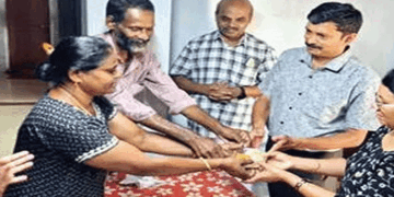 എട്ടുവർഷം മുമ്പ് അയൽവാസി ദാനമായി നല്കിയ അലമാരയുടെ തുറക്കാനാവാതിരുന്ന ‌ഡ്രോ അഴിച്ചെടുത്തപ്പോൾ ഏഴുപവൻ സ്വർണ്ണവും ഏഴായിരത്തോളം രൂപയും!  അത് തിരികെ ഉടമയെ ഏൽപിക്കാനുള്ള വലിയ മനസുകാട്ടി വെള്ളയാംകുടി സ്വദേശി