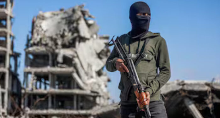 തങ്ങളുടെ പക്കലുള്ള ആയിരക്കണക്കിന് ഓട്ടോമാറ്റിക് റൈഫിളുകളും മറ്റ് ആയുധങ്ങളും വിട്ടുനൽകാൻ തയ്യാറാണ്,  ട്രംപിന്റെ സംഘടനയായ പലസ്തീൻ അഡ്മിനിസ്‌ട്രേറ്റീവ് കമ്മിറ്റിക്ക് മാത്രമേ ഇത് കൈമാറൂ, പ്രഖ്യാപനവുമായി ഹമാസ്