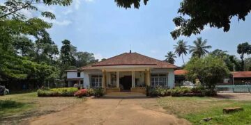 ഹോം സ്റ്റേയിലെത്തിയ യുഎസ് വനിതയെ മയക്കുമരുന്നു നൽകി ക്രൂരമായി ലൈം​ഗിക പീഡനത്തിനിരയാക്കി, പുറം ലോകവുമായി ബന്ധപ്പെടാതിരിക്കാൻ മൂന്ന് ദിവസം വൈഫൈ ഉൾപ്പെടെയുള്ള സൗകര്യങ്ങൾ കട്ട് ചെയ്തു, ഉടമയും തൊഴിലാളിയും അറസ്റ്റിൽ