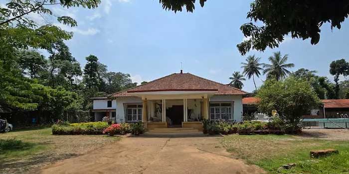 ഹോം സ്റ്റേയിലെത്തിയ യുഎസ് വനിതയെ മയക്കുമരുന്നു നൽകി ക്രൂരമായി ലൈം​ഗിക പീഡനത്തിനിരയാക്കി, പുറം ലോകവുമായി ബന്ധപ്പെടാതിരിക്കാൻ മൂന്ന് ദിവസം വൈഫൈ ഉൾപ്പെടെയുള്ള സൗകര്യങ്ങൾ കട്ട് ചെയ്തു, ഉടമയും തൊഴിലാളിയും അറസ്റ്റിൽ