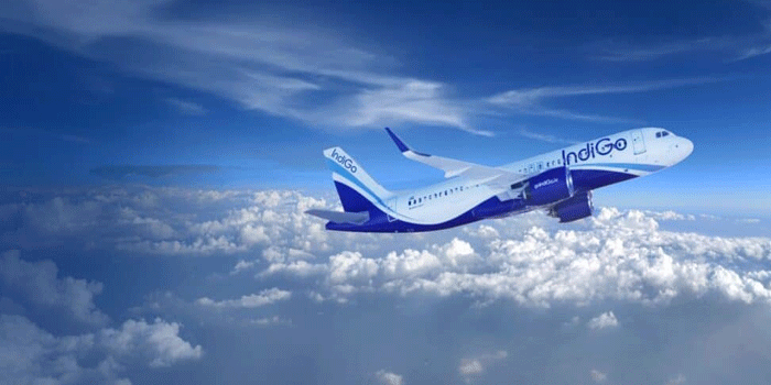 കീശ കീറും ആകാശയാത്ര; ഇന്ധന വില കൂടിയതോടെ യാത്രാനിരക്ക് ഉയർത്തി ഇൻഡി​ഗോ; അന്താരാഷ്ട്ര ടിക്കറ്റിന് 10,000 രൂപ വരെ വർധന; ആഭ്യന്തര യാത്രയ്ക്കും ചിലവേറും