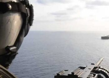 വന്ന വഴി നേരെ തിരിച്ചുവിട്ടോ… അല്ലെങ്കിൽ വെടിവച്ച് തകർക്കും!! യുഎസ് നാവിക ഉപരോധം ലംഘിക്കാൻ ശ്രമിച്ച ചരക്കുകപ്പലിനെ ഹെലികോപ്റ്ററിൽനിന്നുള്ള മെഷീൻ ഗൺ ഉപയോഗിച്ച് തടയുന്ന ദൃശ്യം പുറത്തുവിട്ട് അമേരിക്ക, ഇതുവരെ തിരിച്ചയച്ചത് 27 കപ്പലുകൾ