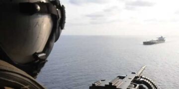 വന്ന വഴി നേരെ തിരിച്ചുവിട്ടോ… അല്ലെങ്കിൽ വെടിവച്ച് തകർക്കും!! യുഎസ് നാവിക ഉപരോധം ലംഘിക്കാൻ ശ്രമിച്ച ചരക്കുകപ്പലിനെ ഹെലികോപ്റ്ററിൽനിന്നുള്ള മെഷീൻ ഗൺ ഉപയോഗിച്ച് തടയുന്ന ദൃശ്യം പുറത്തുവിട്ട് അമേരിക്ക, ഇതുവരെ തിരിച്ചയച്ചത് 27 കപ്പലുകൾ