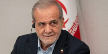 “അമേരിക്കൻ ജനതയോട് ഞങ്ങള്‍ക്ക് ഒട്ടും ശത്രുതയില്ല”,  ചിലര്‍ തങ്ങളെ ഭീഷണിയായി ചിത്രീകരിക്കുകയാണ്,   യു എസ് സര്‍ക്കാര്‍ ഇസ്രയേലിന്റെ താത്പര്യങ്ങൾ  സംരക്ഷിക്കുന്ന  ‘പ്രോക്സി’യായാണ് പ്രവര്‍ത്തിക്കുന്നത്, പ്രതിരോധിക്കുക മാത്രമാണ് തങ്ങള്‍ ചെയ്യുന്നത്, അമേരിക്കൻ ജനതയ്ക്ക് തുറന്ന കത്തുമായി ഇറാന്‍ പ്രസിഡന്റ്