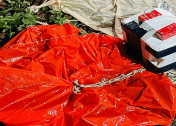 ആകാശത്തുനിന്നും അജ്ഞാത ഉപകരണവും ഭീമൻ ബലൂണും ബൈക്കുയാത്രികരുടെ മീതെ പതിച്ചു; യന്ത്രത്തിന്റെ മോട്ടോർ പ്രവർത്തിക്കുന്നു!  പരിഭ്രാന്തിയിലായതോടെ വിശദ പരിശോധന; ഒടുവിൽ സം​ഗതി പിടികിട്ടി- ഐഎസ്ആർഒയുടെ അന്തരീക്ഷ പഠന ഉപകരണം!