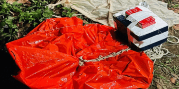 ആകാശത്തുനിന്നും അജ്ഞാത ഉപകരണവും ഭീമൻ ബലൂണും ബൈക്കുയാത്രികരുടെ മീതെ പതിച്ചു; യന്ത്രത്തിന്റെ മോട്ടോർ പ്രവർത്തിക്കുന്നു!  പരിഭ്രാന്തിയിലായതോടെ വിശദ പരിശോധന; ഒടുവിൽ സം​ഗതി പിടികിട്ടി- ഐഎസ്ആർഒയുടെ അന്തരീക്ഷ പഠന ഉപകരണം!