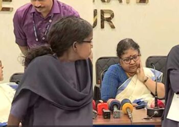 ‘അയൽവാസിയുടെ വീട്ടിലെ ചക്ക എന്റെ പറമ്പിൽ വീഴുന്നതിൽ പരാതി കൊടുത്തിട്ടും നടപടിയുണ്ടായില്ല’… തൃശൂർ വെടിക്കെട്ട് ദുരന്തത്തിൽ മന്ത്രിമാരുടെ പത്രസമ്മേളനം യുവതി തടസപ്പെടുത്തിയതിനു പിന്നിൽ അയൽവാസിയുടെ പറമ്പിലെ ‘ചക്ക’, പത്രസമ്മേളനം കഴിഞ്ഞ് പരിഹരിക്കാമെന്ന് ഉറപ്പ് നൽകിയിട്ടും അമ്പിനും വില്ലിനും വഴങ്ങാതെ യുവതി