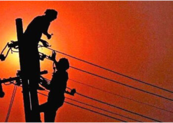 ജീവനില്‍ ഭയമുണ്ട്…  കറന്റ് പോയാല്‍ പാതിരാത്രി പോലും പ്രതിഷേധവുമായി നാട്ടുകാര്‍ എത്തുന്നു, പൊലീസ് സംരക്ഷണം വേണമെന്ന് കെഎസ്ഇബി ജീവനക്കാര്‍