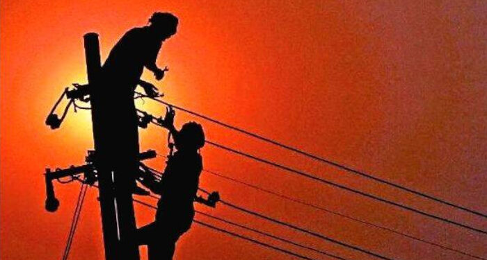 ജീവനില്‍ ഭയമുണ്ട്…  കറന്റ് പോയാല്‍ പാതിരാത്രി പോലും പ്രതിഷേധവുമായി നാട്ടുകാര്‍ എത്തുന്നു, പൊലീസ് സംരക്ഷണം വേണമെന്ന് കെഎസ്ഇബി ജീവനക്കാര്‍