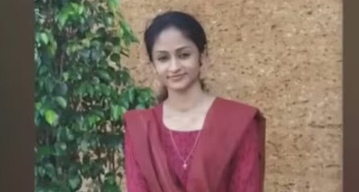 മേക്കപ്പ് വാങ്ങിയതിന് വ്യാജ മെഡിക്കല്‍ ബില്ലുണ്ടാക്കി,  30,000 രൂപ തട്ടാന്‍ ശ്രമിച്ച  മുന്‍സിഫ് മജിസ്‌ട്രേറ്റിന് സസ്‌പെന്‍ഷന്‍