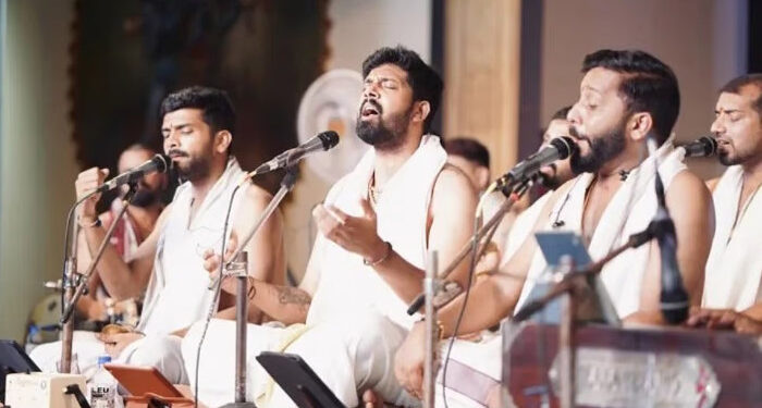 വിവാദം ഇളക്കിവിട്ട് സൗഹൃദം തകര്‍ക്കരുത്…  ക്രിസ്തീയ ഭക്തിഗാനം പാടിയത് അപരാധമാണെന്ന് ഞങ്ങള്‍ക്ക് തോന്നുന്നില്ല, അവര്‍ വളര്‍ന്നത് ഇവിടെ നിന്നാണ്, അമ്പലത്തിലെ ദേശവിളക്കിന്  ക്രിസ്ത്യാനികളും തിരി തെളിക്കാറുണ്ട്, അതാണ് ഇവിടത്തെ സമ്പ്രദായം,  നന്ദഗോവിന്ദം ഭജന്‍സിന് പിന്തുണയുമായി ക്ഷേത്ര കമ്മിറ്റി