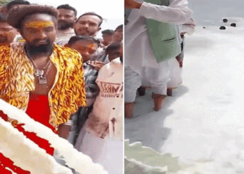 നർമ്മദാ നദിയിൽ 11,000 ലിറ്റർ പാൽ ഒഴുക്കി ചടങ്ങ്; ‘നദിയെ അഭിഷേകം ചെയ്തതെ’ന്ന് സംഘാടകര്‍; വിമർശനങ്ങൾ ഉയരുന്നു