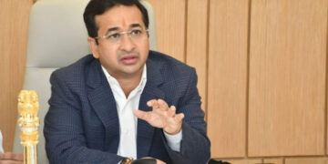 എഞ്ചിനീയറുടെ ദേഹത്ത് ചെളിവെള്ളം ഒഴിച്ചു, പൊതുജനമധ്യമത്തില്‍ വച്ച് അപമാനിക്കുകയും ആക്രമിക്കുകയും ചെയ്തു, വസ്ത്രം മാറ്റാന്‍ അനുവദിക്കാതെ നടത്തിച്ചു,  ബിജെപി മന്ത്രി നിതേഷ് റാണെക്ക് ഒരു മാസം തടവ്