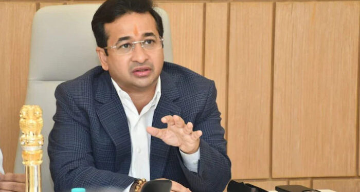 എഞ്ചിനീയറുടെ ദേഹത്ത് ചെളിവെള്ളം ഒഴിച്ചു, പൊതുജനമധ്യമത്തില്‍ വച്ച് അപമാനിക്കുകയും ആക്രമിക്കുകയും ചെയ്തു, വസ്ത്രം മാറ്റാന്‍ അനുവദിക്കാതെ നടത്തിച്ചു,  ബിജെപി മന്ത്രി നിതേഷ് റാണെക്ക് ഒരു മാസം തടവ്