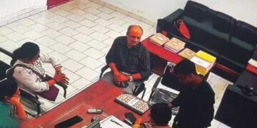 പത്താം തിയതി 1:20ന് അഞ്ചരക്കണ്ടി ഡെന്റൽ കോളേജ് പ്രിൻസിപ്പലിന്റെ റൂമിൽ എന്ത് നടന്നു? കണ്ടെത്താനുള്ള ശ്രമത്തിൽ എഐടി!! മരിക്കുന്നതിന് വെറും 18 മിനിറ്റ് മുൻപ് പ്രിൻസിപ്പലിന്റെ മുറിയിൽ അധ്യാപകരോടും പ്രിൻസിപ്പലിനോടും സംസാരിക്കുന്ന നിതിൻ രാജ്, പിന്നാലെ മുറിയിൽ നിന്ന് കരഞ്ഞുകൊണ്ട് ഇറങ്ങിപ്പോകുന്നു… സിസിടിവി ദൃശ്യങ്ങൾ പുറത്ത്