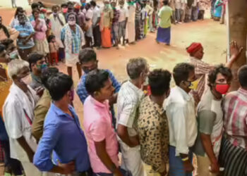 “അയൽപക്കത്തുള്ളവർക്കെല്ലാം പണം ലഭിച്ചു, തങ്ങൾക്ക് മാത്രം തന്നില്ല, ഇത് അനീതിയാണ്”,  വോട്ടിന് കാശ് കിട്ടാത്തതിൽ പ്രതിഷേധവുമായി നാട്ടുകാര്‍, പൊള്ളാച്ചിയിലേക്കുള്ള പ്രധാന റോഡ് ഉപരോധിച്ചു