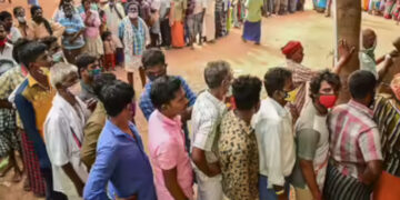 “അയൽപക്കത്തുള്ളവർക്കെല്ലാം പണം ലഭിച്ചു, തങ്ങൾക്ക് മാത്രം തന്നില്ല, ഇത് അനീതിയാണ്”,  വോട്ടിന് കാശ് കിട്ടാത്തതിൽ പ്രതിഷേധവുമായി നാട്ടുകാര്‍, പൊള്ളാച്ചിയിലേക്കുള്ള പ്രധാന റോഡ് ഉപരോധിച്ചു