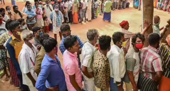 “അയൽപക്കത്തുള്ളവർക്കെല്ലാം പണം ലഭിച്ചു, തങ്ങൾക്ക് മാത്രം തന്നില്ല, ഇത് അനീതിയാണ്”,  വോട്ടിന് കാശ് കിട്ടാത്തതിൽ പ്രതിഷേധവുമായി നാട്ടുകാര്‍, പൊള്ളാച്ചിയിലേക്കുള്ള പ്രധാന റോഡ് ഉപരോധിച്ചു