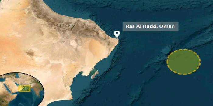 ഒമാൻ കടലിടുക്കിൽ ചരക്ക് കപ്പലിന് നേരെ ആക്രമണം; വൻ തീപ്പിടിത്തം